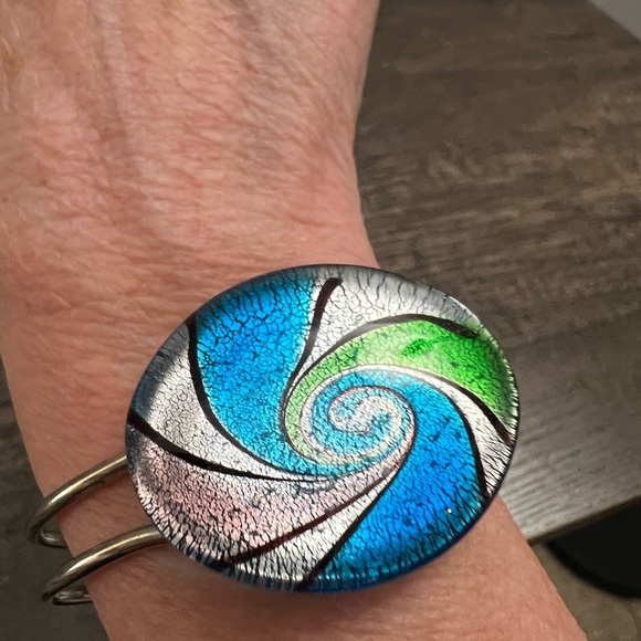 Jewelry - Elegant Silvertone clamper bracelet with green and Blue Glass swirl pattern